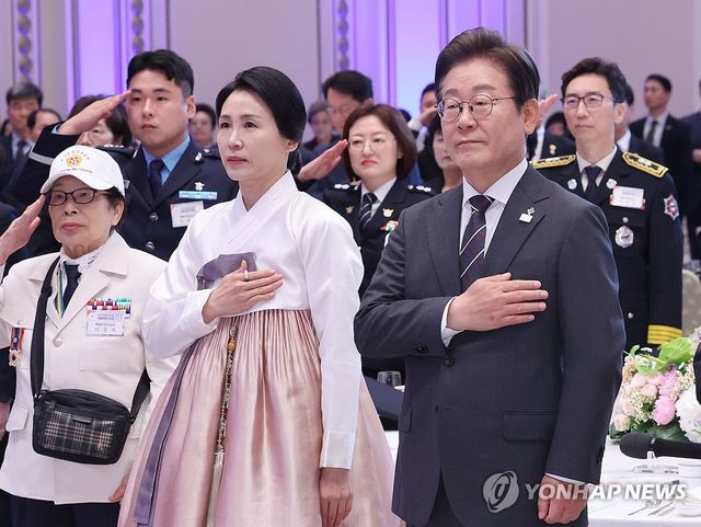 이재명 대통령 부부, 국가유공자 초청 행사 참석