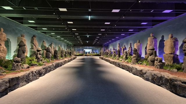 설문대할망전시관 내 전시된 돌하르방과 오백장군상·동자석상