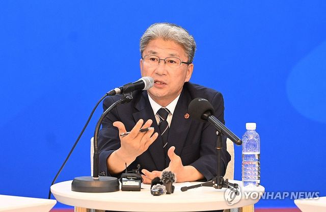 지난해 7월 인터뷰하는 이상봉 제주도의회 의장