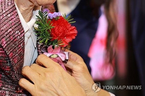 어버이날 달아드리는 카네이션