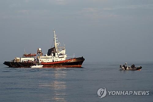 2019년 8월 이탈리아 람페두사 섬 인근 해역에서 난민을 구조하고 있는 독일 NGO '시아이'의 구조선 [로이터 연합뉴스 자료사진. 재배포 및 DB 금지]