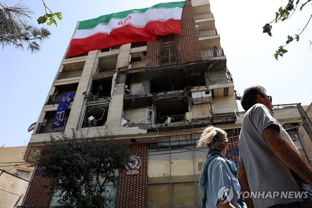 이스라엘 폭격에 훼손된 이란 건물