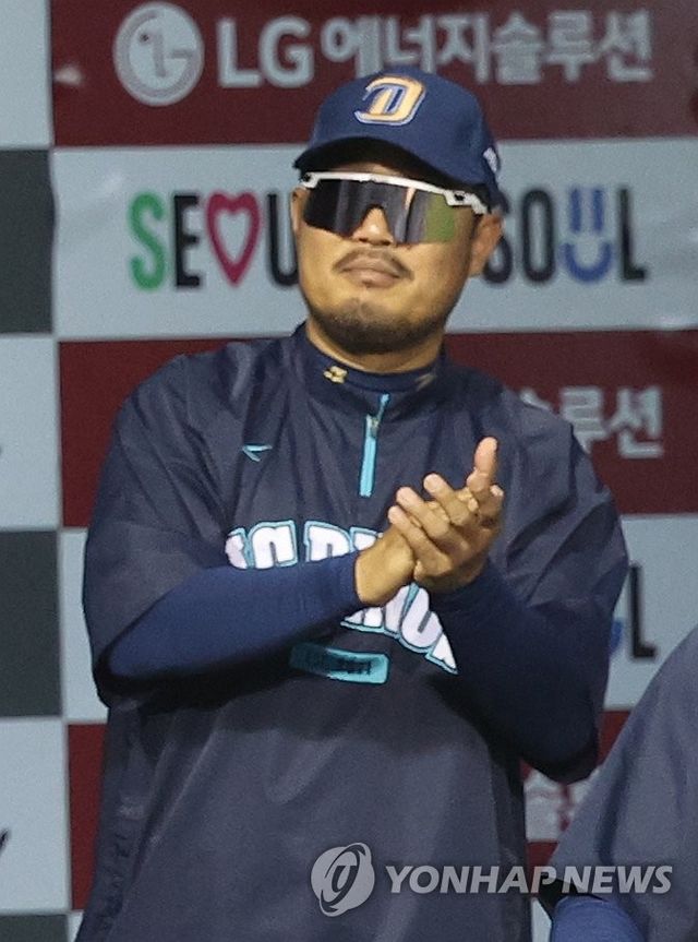 박수치는 이호준 감독
