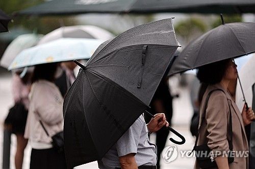 우산을 쓴 시민