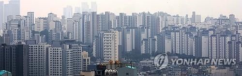 '주담대 한도 6억' 극약처방, 초강수 규제책 (서울=연합뉴스) 최재구 기자 = 정부가 27일 발표한 가계부채 관리 강화 방안은 수도권·규제지역 주택담보대출 최대한도를 6억원으로 설정해 과도한 대출을 막고, 실수요가 아닌 경우 대출을 제한하는 데 초점을 맞췄다. 정부가 이날 '초강수' 대출 규제책을 내놓은 것은 서울 강남 아파트값 급등세가 최근 비강남권까지 확산하며 상황이 심상치 않다고 판단했기 때문이다. 사진은 이날 촬영한 서울시 아파트. 2025.6.27 jjaeck9@yna.co.kr(끝)