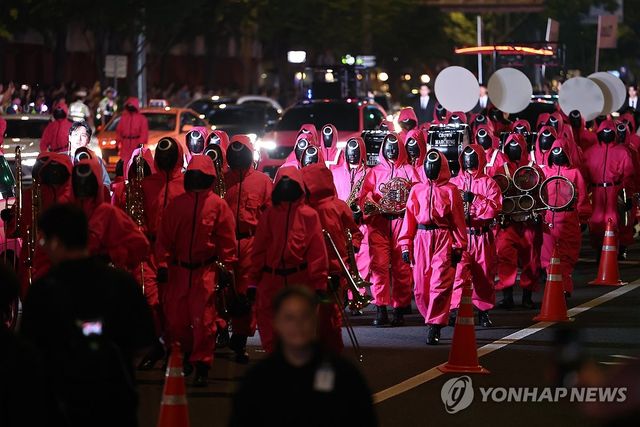 서울 도심에 등장한 오겜 진행요원