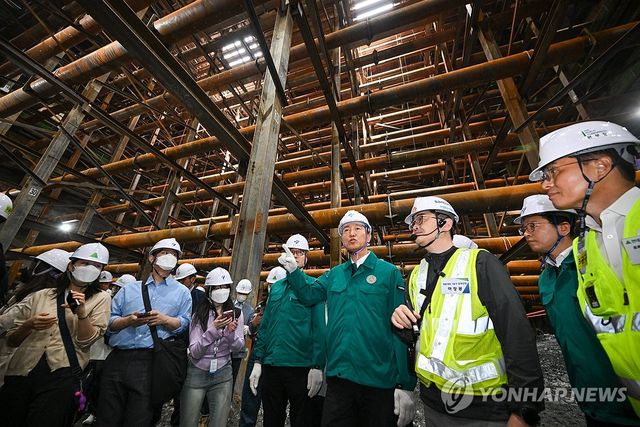 영동대로 지하공간 공사 현장 살펴보는 오세훈 서울시장