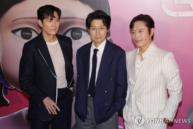 지난 18일 미국 뉴욕에서 '오징어 게임' 시즌3 시사회에 참석한 황동혁 감독과 배우들