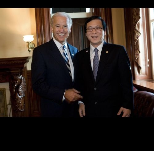 조 바이든과 함께한 강석희 이사장