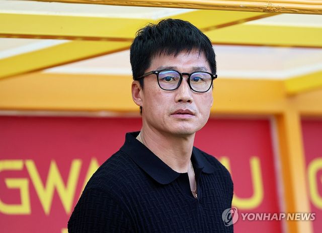 그라운드 응시하는 이정효 감독