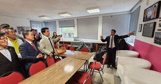 파독광부기념회관 둘러보는 도 방문단