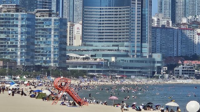부산 해운대해수욕장 피서 인파 북적