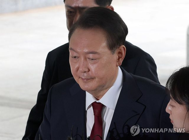 대답없이 출석하는 윤 전 대통령