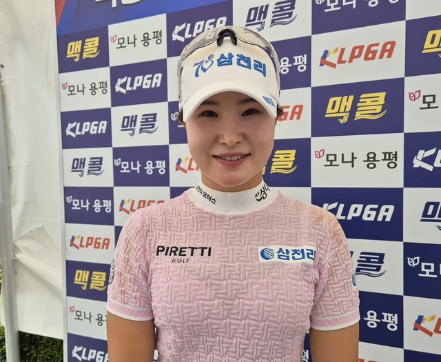 인터뷰하는 고지우