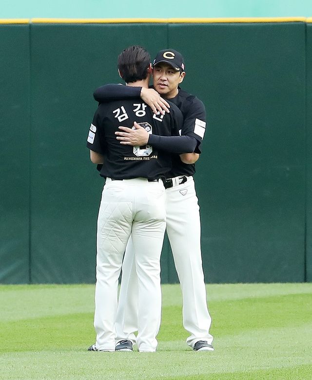 김강민과 최지훈의 포옹