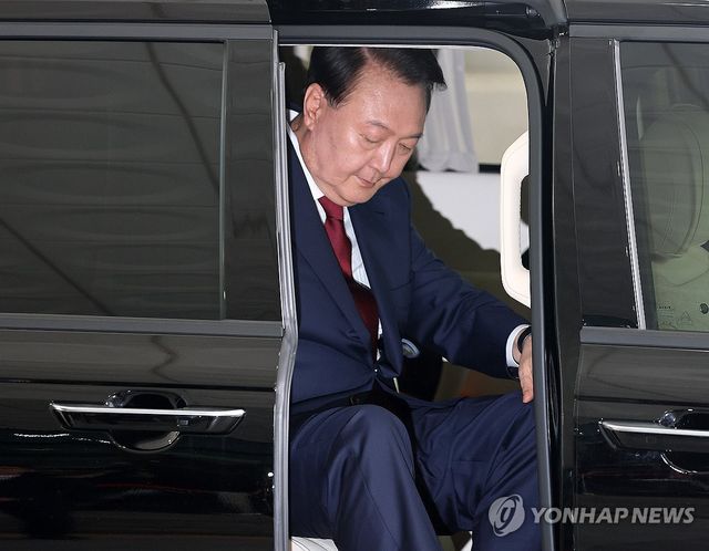 결국 현관으로 온 尹, 말없이 고검청사 입장…특검조사 시작