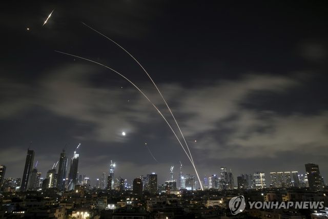 이란이 발사한 미사일을 요격하는 이스라엘의 방공망