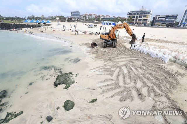 2020년 제주 함덕해수욕장 모래 유실 방지 작업