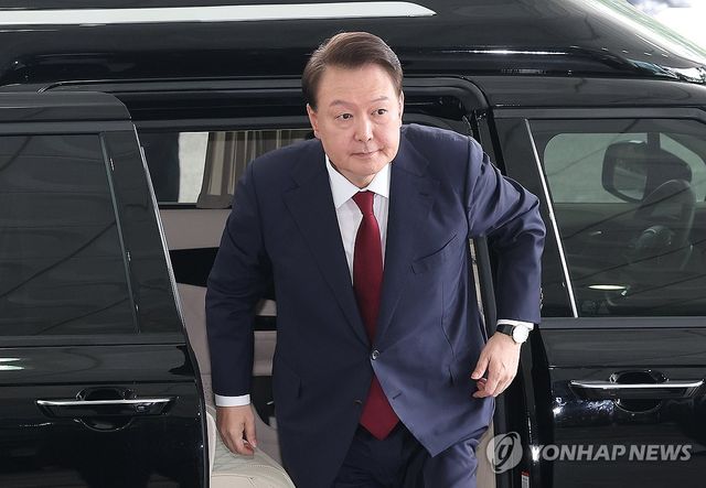포토라인 선 윤석열 전 대통령