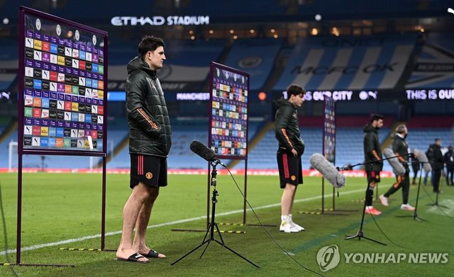 경기 후 인터뷰하는 맨체스터 유나이티드 선수들.