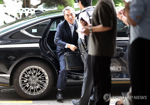 민중기 특검, 출근