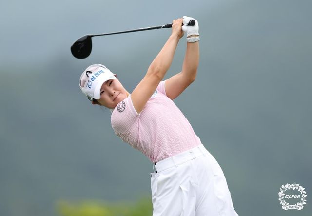 티샷 날리는 고지우