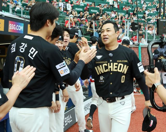 SSG 선수들과 인사하는 김강민