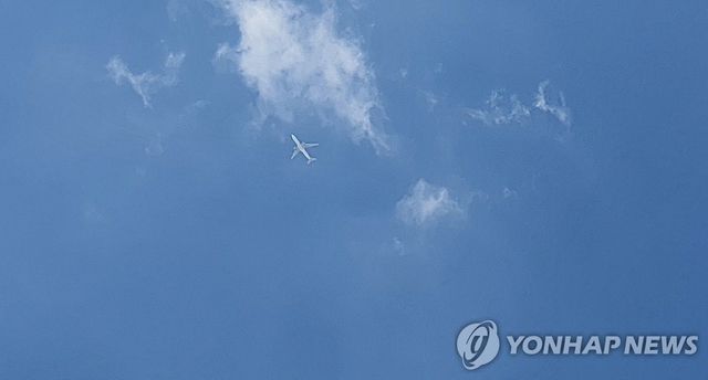 구름 속, 비행기