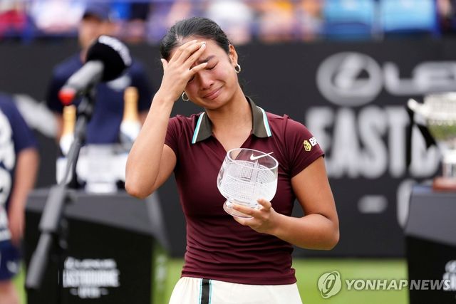 아쉽게 패한 뒤 눈물을 흘리는 이알라