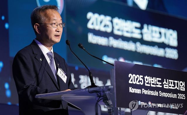 한반도 심포지엄 환영사하는 김남중 차관