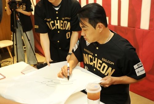 사인하는 김강민