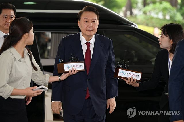 윤석열 전 대통령 고검 현관으로 출석