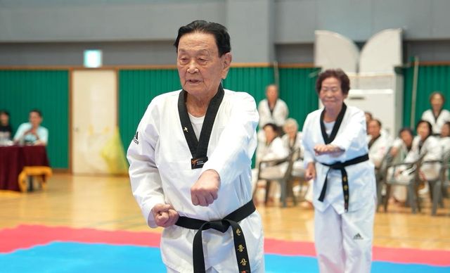 101세 할아버지의 품새 시범