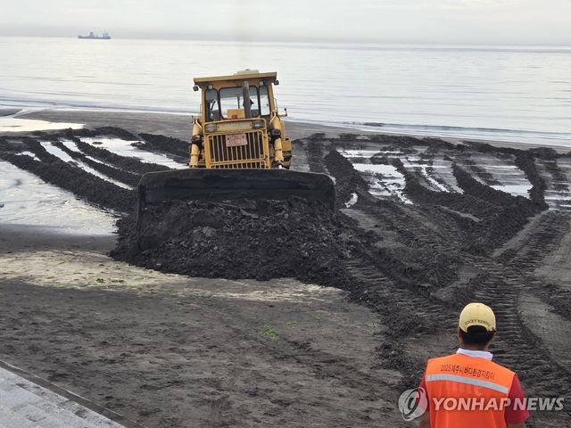 지난 12일 삼양해수욕장 사장 정비(백사장 평탄화) 사업 장면