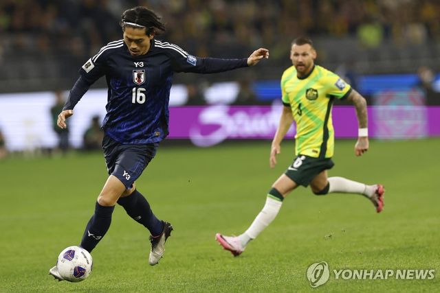 일본 축구대표팀 수비수 마치다 고키(왼쪽).