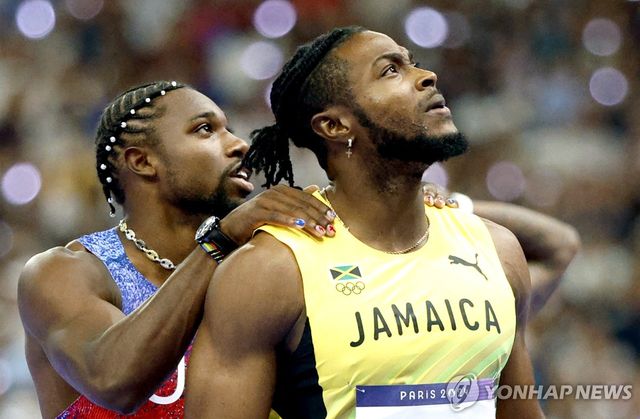 파리올림픽 남자 100ｍ 결선에서 기록을 확인하는 톰프슨(오른쪽)과 라일스