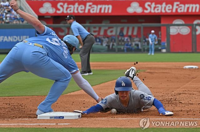 1루 견제 때 1루에 귀루하는 김혜성(오른쪽)