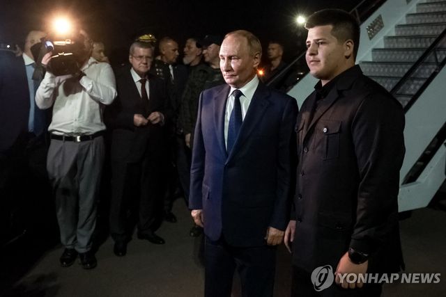 푸틴 러시아 대통령과 사진 찍는 아담 카디로프