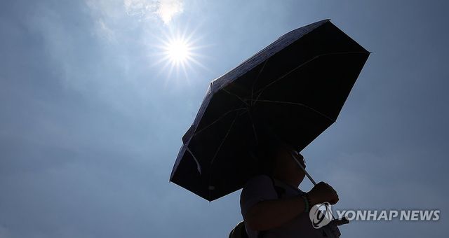 우산으로 가린 태양