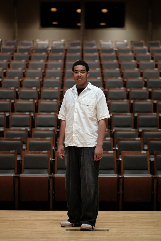 포즈 취하는 이하느리 작곡가