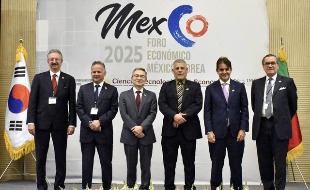 기념 촬영하는 한국-멕시코 경제 포럼 주요 참석자