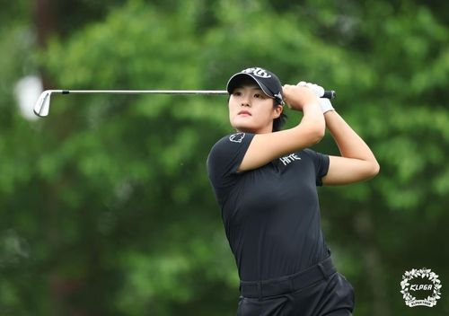 티샷 날리는 김민별