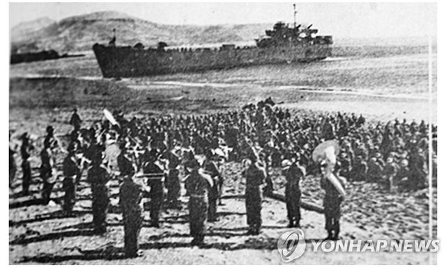 1950년대 초 제주 황우치 해변에 접안한 미군 상륙함 