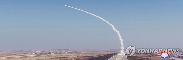 북 "최신 반항공미사일 시험발사 성공"…김정은 참관