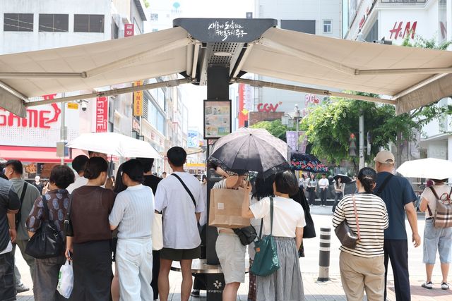 잠시나마 열기를 식히려는 시민들
