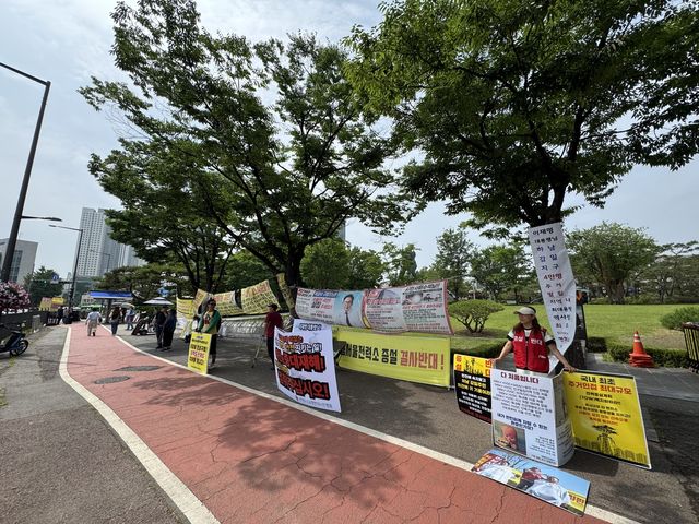 대통령실 인근 전쟁기념관 앞에서 1인시위 하는 시민들