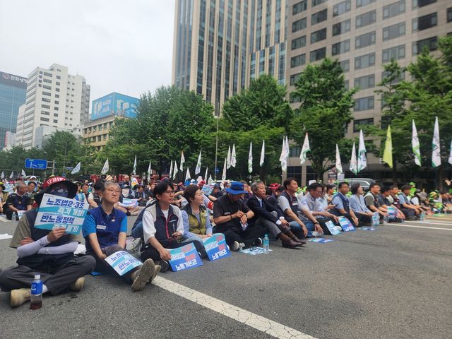 28일 오후 서울 중구 숭례문 인근에서 최저임금 인상 촉구 결의대회 연 민주노총