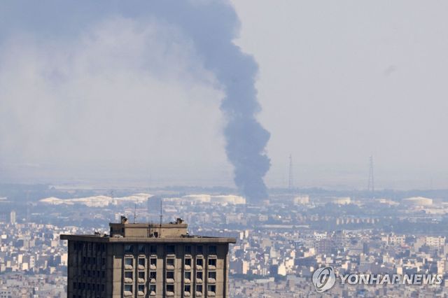 지난 17일(현지시간) 이스라엘이 공습한 이란 테헤란의 정유공장에서 연기가 치솟는 모습. (기사 내용과 직접 관계 없음)