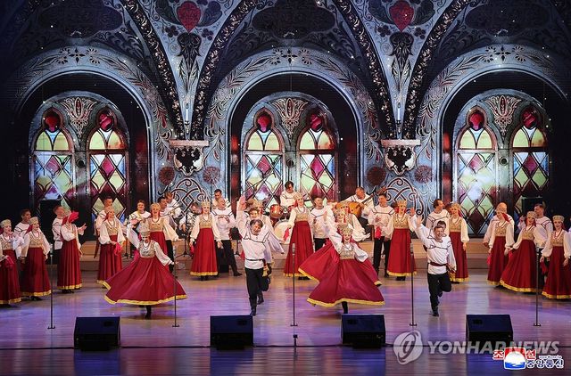 김정은, 러 장관 만나 공연관람