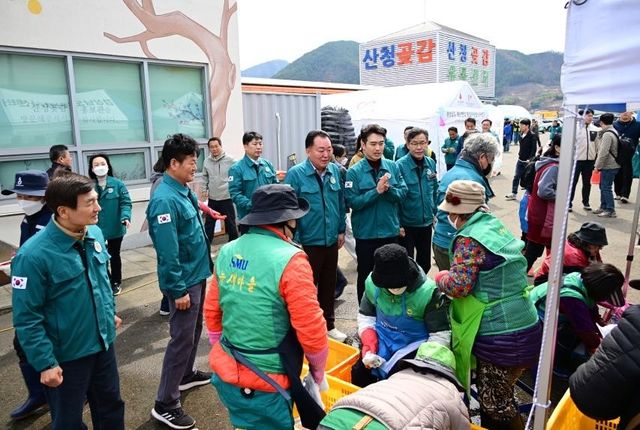 지난 3월 산청 산불피해 현장 방문해 물품지원하는 경남도의회 의원들